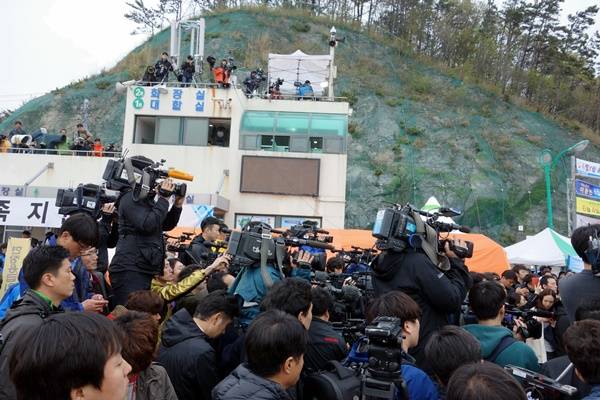2014년 4월19일 오전 진도 팽목항에서 정부 관계자가 브리핑에 나서자 기자들이 취재에 나섰다. 팽목항 대합실 옥상에도 취재진들이 즐비해 있다. 
