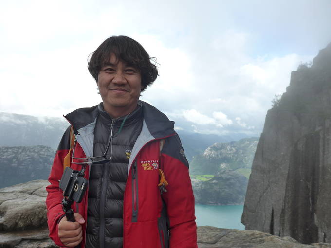 노르웨이의 바위산 펄핏록을 배경으로 포즈를 취한 김승근 기자. 
