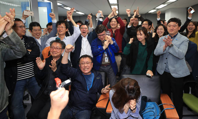 지난 4일 오후 서울 상암동 YTN사옥에서 YTN 노조원들이 개표 결과를 확인한 뒤 환호하고 있다. 이날 최남수 YTN 사장에 대한 중간 평가는 ‘불신임’으로 나왔다. /연합뉴스 