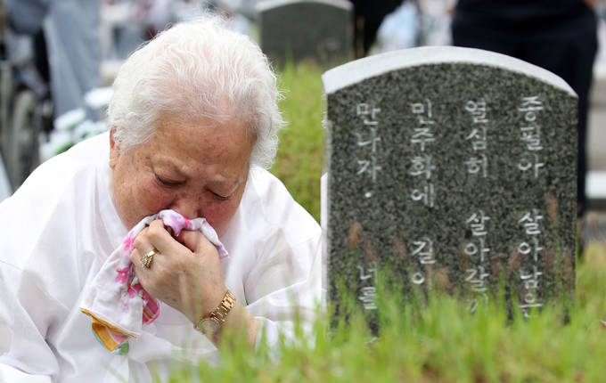 제38주년 5.18민주화운동 기념일인 지난 18일 오전 광주 북구 국립 5.18민주묘지에서 한 유족이 슬픔을 추스리고 있다. (뉴시스) 