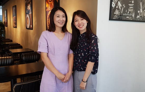 인기 인스타툰 <삼우실>을 제작하는 CBS 디지털미디어센터 김효은 기자(왼쪽)와 강인경 그래픽디자이너. 웹툰 속 이들의 활동명인 ‘디기’는 ‘디’자이너와 ‘기’자의 첫음절을 합해 만들었다. 