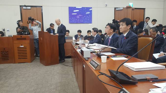 11일 국회 과학기술정보방송통신위원회 국정감사실에서 이효성 방송통신위원장이 의사발언을 진행하고 있다. 