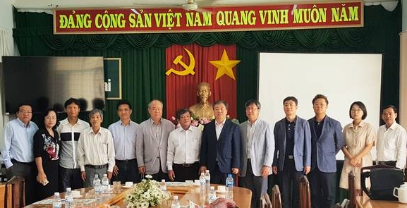 지난 12~19일 베트남을 방문한 한국기자협회 대표단이 동나이신문 편집국 관계자들과 간담회를 가진 뒤 기념촬영을 하고 있다. 