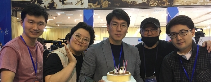 북미정상회담 당일인 지난달 28일 하노이 현지에서 생일을 맞은 윤대민 KBS 기자(가운데)를 위해 그의 동기들이 깜짝 파티를 준비했다. 북미정상회담 당일인 지난달 28일 하노이 현지에서 생일을 맞은 윤대민 KBS 기자(가운데)를 위해 그의 동기들이 깜짝 파티를 준비했다.