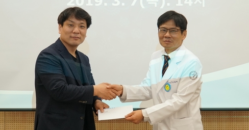 서울시 출입 기자단 간사를 맡고 있는 김승훈(왼쪽) 서울신문 기자가 지난 7일 서초구 서울특별시어린이병원에서 김재복 어린이병원장에게 후원금을 전달한 뒤 악수하고 있다. 서울시 출입 기자단 간사를 맡고 있는 김승훈(왼쪽) 서울신문 기자가 지난 7일 서초구 서울특별시어린이병원에서 김재복 어린이병원장에게 후원금을 전달한 뒤 악수하고 있다.