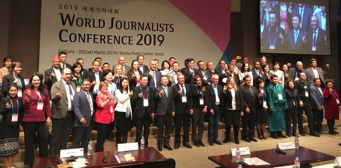 한국기자협회가 주최하는 ‘2019 세계기자대회’가 지난 25일 서울 중구 한국프레스센터 20층 국제회의장에서 개막했다. 오는 30일까지 열리는 세계기자대회는 전 세계 50여개국에서 70여명의 기자들이 참가했다. /사진공동취재단 한국기자협회가 주최하는 ‘2019 세계기자대회’가 지난 25일 서울 중구 한국프레스센터 20층 국제회의장에서 개막했다. 오는 30일까지 열리는 세계기자대회는 전 세계 50여개국에서 70여명의 기자들이 참가했다. /사진공동취재단