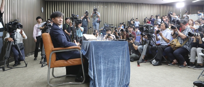 조국 법무부 장관 후보자가 지난 2일 오후 국회에서 열린 기자간담회에 참석해 그간 제기된 의혹와 관련 기자들에게 답변하고 있다. 국회 인사청문회 무산 4시간만에 진행된 간담회 자리는 여권의 일방적인 강행, 조 후보자의 해명에 힘이 실릴 수밖에 없는 형식 등으로 언론계로부터 비판의 목소리를 받고 있다. /뉴시스 