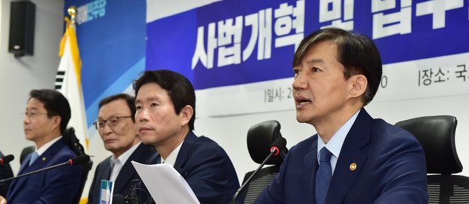 법무부가 수사 공보준칙 개정을 추진하면서 피의사실 공표에 관한 논란이 다시금 불거지고 있다. 규정에 따르면 공개 금지 정보가 늘어나고 이전보다 구두브리핑을 제한하는 내용이 담겨 있어 검찰 취재 기자들의 우려가 큰 상황이다. 사진은 지난 18일 국회 의원회관에서 열린 더불어민주당 사법개혁 및 법무개혁 당정협의에서 조국 법무부 장관이 발언하고 있는 모습. /연합뉴스 