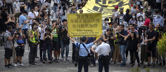 송환법 반대로 촉발된 홍콩 시위가 5개월 가까이 이어지면서 국제 사회의 관심이 높아지고 있다. 사진은 지난 18일(현지시간) 홍콩 경찰이 센트럴 구역에서 시위대를 향해 경고 손팻말을 들고 불법 집회에 대한 경고를 하고 있는 모습. /뉴시스 송환법 반대로 촉발된 홍콩 시위가 5개월 가까이 이어지면서 국제 사회의 관심이 높아지고 있다. 사진은 지난 18일(현지시간) 홍콩 경찰이 센트럴 구역에서 시위대를 향해 경고 손팻말을 들고 불법 집회에 대한 경고를 하고 있는 모습. /뉴시스