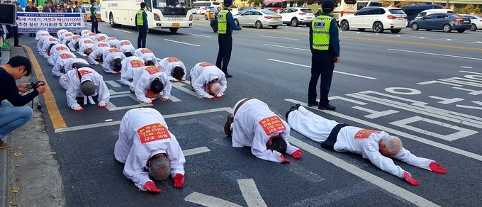지난 24일 자유언론실천선언 45주년을 맞아 동아자유언론수호투쟁위원회, 조선자유언론수호투쟁위원회, 새언론포럼, 80년해직언론인협의회 등 언론·시민단체가 동아일보 앞에서 기자회견을 열었다. 이들은 내년 100주년을 맞이하는 동아일보와 조선일보가 과거를 깊이 반성할 것을 촉구하며, 이를 언론 개혁의 출발점으로 삼아야 한다고 밝혔다. 언론·시민단체에 소속된 29명은 기자회견이 끝난 이후 동아일보에서부터 조선일보 앞까지 ‘삼보일배’ 행진을 벌였다. /강아영 기자 