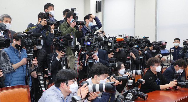 국회 사진영상 취재기자들이 지난달 26일 서울 여의도 국회에서 열린 모 정당 영입인사 환영식에서 마스크를 쓰고 취재하고 있다. /뉴시스 