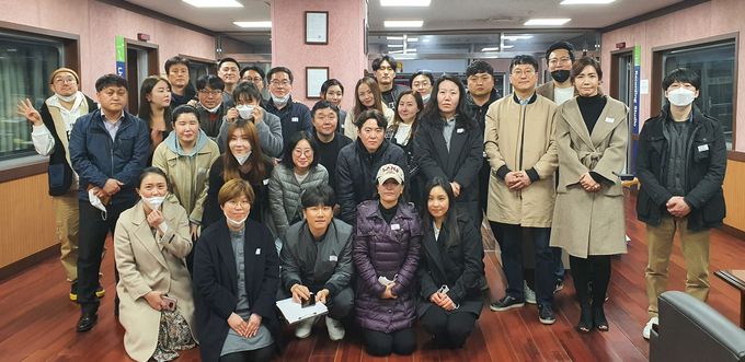 지난달 30일 0시를 기해 방송을 종료한 경기방송. 기자와 PD, 엔지니어, DJ, 작가 등 30여명은 이날 마지막 방송이 나가는 순간을 함께 한 뒤 기념촬영을 했다. /전국언론노조 경기방송지부 제공 