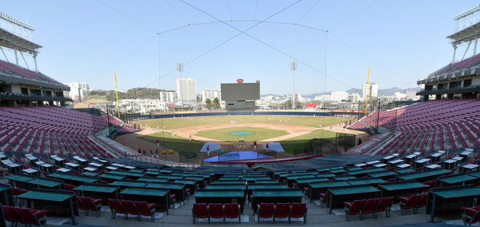 국내외 프로 스포츠 리그가 중단되고 2020 도쿄올림픽이 내년으로 연기되는 등 스포츠도 코로나19의 직격탄을 맞았다. 사진은 2020프로야구 개막이 연기된 가운데 KIA 타이거즈 선수들이 광주 북구 광주-기아챔피언스필드에서 훈련하고 있는 모습. /뉴시스 국내외 프로 스포츠 리그가 중단되고 2020 도쿄올림픽이 내년으로 연기되는 등 스포츠도 코로나19의 직격탄을 맞았다. 사진은 2020프로야구 개막이 연기된 가운데 KIA 타이거즈 선수들이 광주 북구 광주-기아챔피언스필드에서 훈련하고 있는 모습. /뉴시스