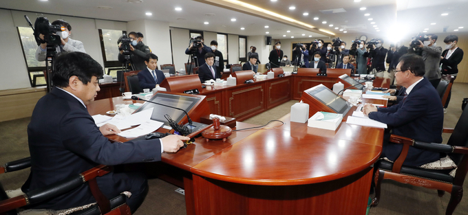 한상혁 방송통신위원회 위원장이 지난 20일 정부과천청사 방송통신위원회에서 종합편성채널 TV조선, 채널A에 대한 재승인 심사 전체회의 시작을 알리는 의사봉을 두드리고 있다. 이날 회의장과 기자실에는 이례적으로 많은 취재진이 몰렸다. /뉴시스 