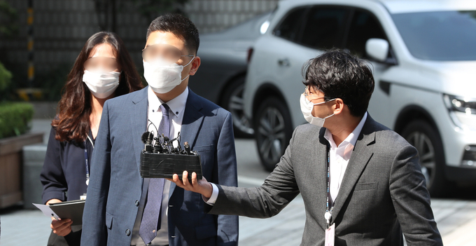 검찰 고위 간부와의 친분을 강조하며 취재원을 압박한 혐의를 받는 이동재 전 채널A 기자가 구속 전 피의자심문(영장실질심사)을 받기 위해 지난 17일 서울중앙지방법원으로 출석하고 있다. /뉴시스 