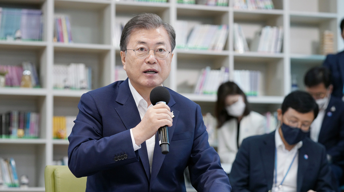 문재인 대통령이 18일 슬기로운 ’그린 스마트 스쿨‘ 현장방문의 일환으로 서울 중구 창덕여자중학교를 방문, 그린 스마트 스쿨 추진 시도교육감 간담회에서 발언하고 있다. /뉴시스 