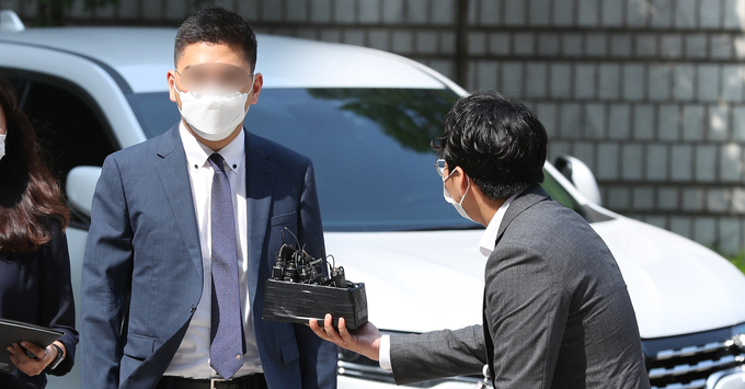 이동재 전 채널A 기자가 구속 전 피의자심문(영장실질심사)을 받기 위해 지난해 7월17일 서울중앙지방법원으로 출석하고 있는 모습. 