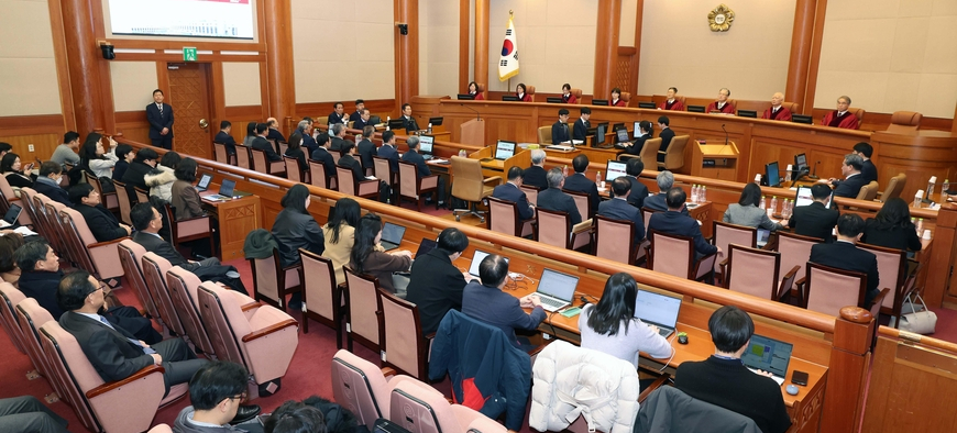 피 말리는 기자들, 탄핵심판 취재 격무에 협박까지 이중고