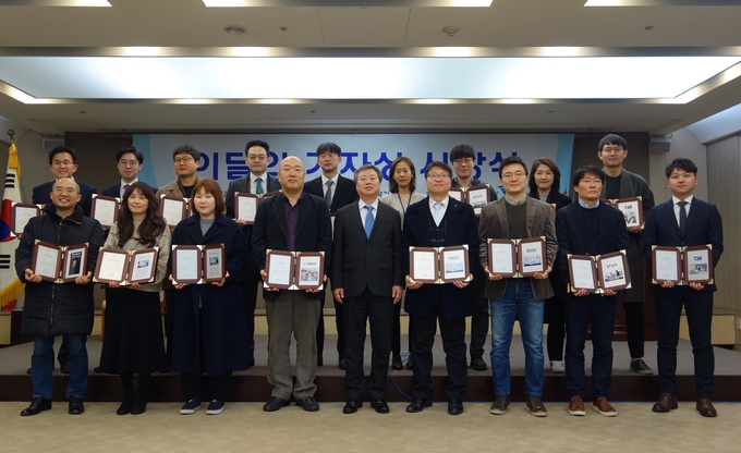 지난달 22일 서울 중구 한국프레스센터에서 열린 제340회 이달의 기자상(2018년 12월) 시상식.  