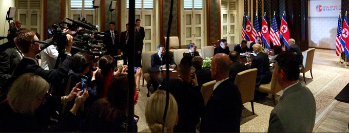 첫 북미정상회담이 열린 지난해 6월12일, 회담장인 싱가포르 카펠라 호텔에서 많은 취재진들이 북한 김정은 국무위원장과 미국 도널드 트럼프 대통령 등의 확대회담을 취재하고 있다. /뉴시스 