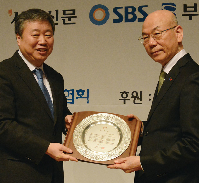 한국기자상 선정위원과 심사위원장으로 16년간 활동한 공로를 인정받아 공로패를 받은 이효성 방송통신위원회 위원장. 