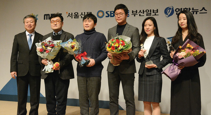 <간병살인 154인의 고백> 보도로 한국기자상을 수상한 서울신문 기자들. 