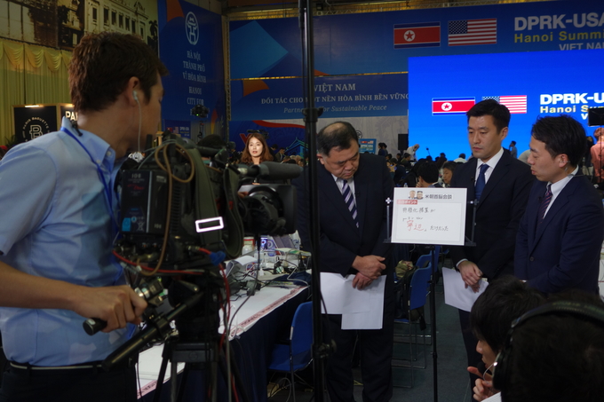 북미정상회담 합의 결렬 이유와 배경을 종이에 써가며 방송 중인 일본의 방송사. (하노이=김고은 기자) 북미정상회담 합의 결렬 이유와 배경을 종이에 써가며 방송 중인 일본의 방송사. (하노이=김고은 기자)