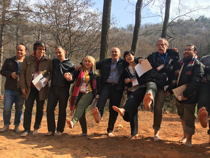 황톳길을 맨발로 걸은 기자들이 발을 들고 기념사진을 찍고 있다. 황톳길을 맨발로 걸은 기자들이 발을 들고 기념사진을 찍고 있다.