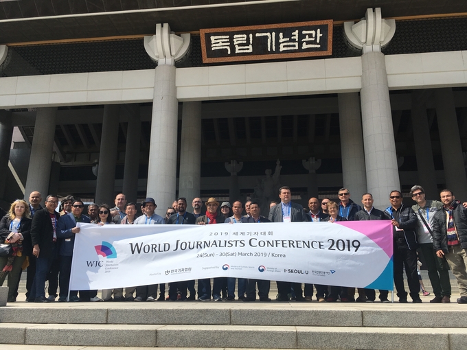 2019 세계기자대회 참가자들이 29일 오후 천안 독립기념관을 방문해 일제강점기의 참상과 우리 민족의 독립운동의 역사에 대해 들었다. 