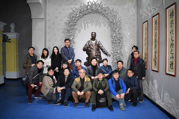 지난 9일 중국 헤이룽장성 하얼빈 기차역 한편에 자리한 안중근의사기념관 내부 안 의사 전신상 앞에서 연수에 참여한 기자들이 단체사진촬영에 임하고 있다.  