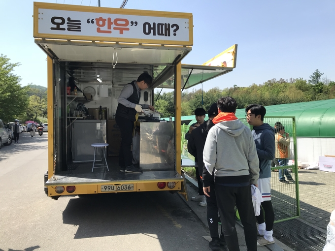 27일 경기에서는 한우자조금관리위원회가 마련한 한우 시식회가 열렸다 27일 경기에서는 한우자조금관리위원회가 마련한 한우 시식회가 열렸다