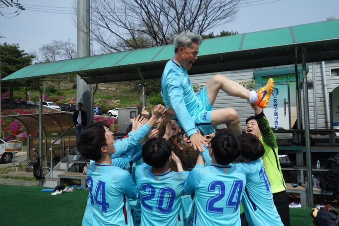 주영진 SBS 기자가 헹가래를 받고 있다 주영진 SBS 기자가 헹가래를 받고 있다