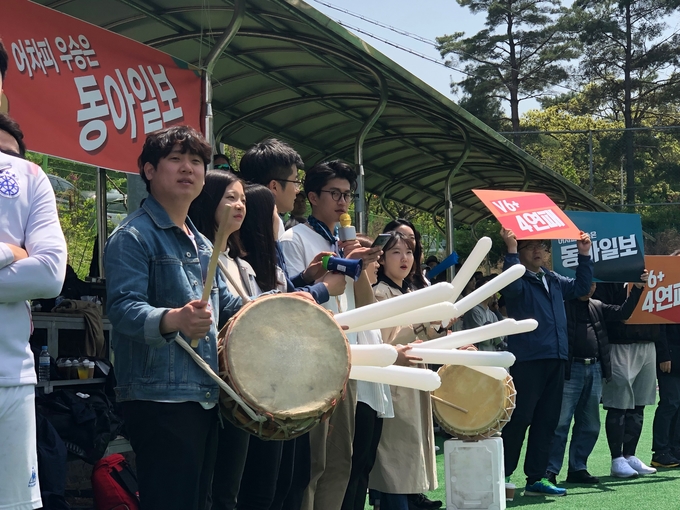 선수로 뛰는 선후배, 동료 기자들에게 열띤 응원을 보내는 동아일보 기자들 모습.   