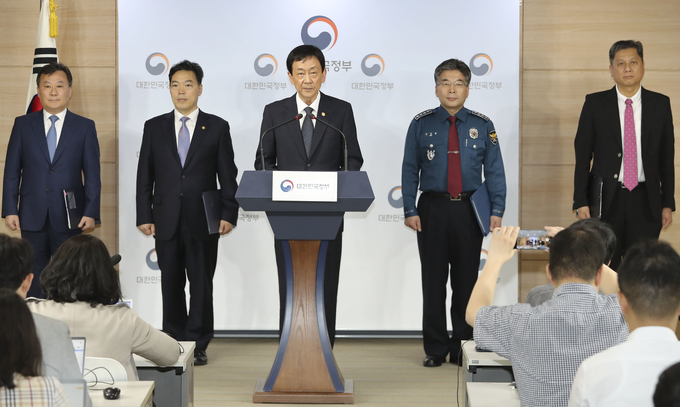 진영 행정안전부 장관이 31일 오전 서울 종로구 정부서울청사 합동브리핑실에서 '공무원 인사 우대제도 개선 관련 정부 합동 브리핑'을 하고 있다. 왼쪽부터 황서종 인사혁신처장, 김오수 법무부 차관, 진 행정안전부 장관, 민갑룡 경찰청장, 김현기 행안부 지방자치분권실장.(뉴시스) 