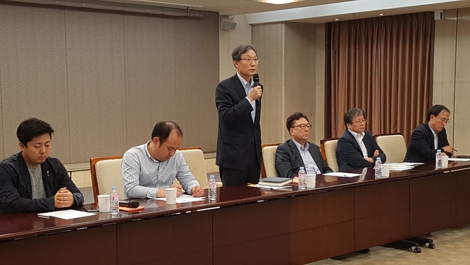 3일 서울 중구 프레스센터 19층 기자회견장에서 서울신문 만민공동회가 열렸다. 언론노조 서울신문지부, 한국기자협회 서울시문지회, 서울신문 우리사주조합 등이 마련한 자리엔 180여명 구성원이 참석, 호반건설이 3대 주주가 된 상황을 공유하고 대응을 함께 고민했다.사진은 호반건설의 지분매입 경위 설명과 대응 입장 등을 전하는 서울신문 고광헌 사장 모습.(언론노조 서울신문지부 제공) 