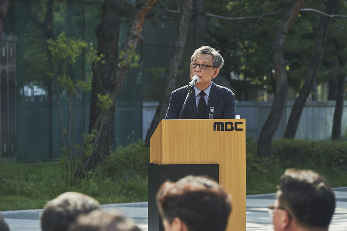 고 이용마 MBC기자의 영결식 '세상은 바꿀 수 있습니다' 시민사회장이 23일 서울 상암 MBC 앞 광장에서 열렸다. 사진은 김중배 전 MBC 사장이 비나리(여는 말씀)를 통해 애통한 마음을 전하는 모습. (언론노조 MBC본부) 고 이용마 MBC기자의 영결식 '세상은 바꿀 수 있습니다' 시민사회장이 23일 서울 상암 MBC 앞 광장에서 열렸다. 사진은 김중배 전 MBC 사장이 비나리(여는 말씀)를 통해 애통한 마음을 전하는 모습. (언론노조 MBC본부)