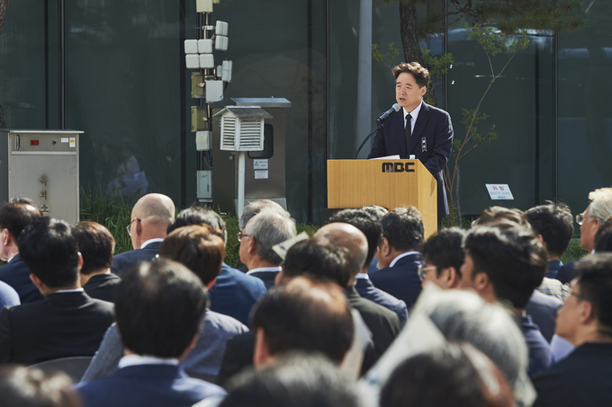 고 이용마 MBC기자의 영결식 '세상은 바꿀 수 있습니다' 시민사회장이 23일 서울 상암 MBC 앞 광장에서 열렸다. 최승호 MBC사장은 두 번째로 조사를 했다. (언론노조 MBC본부) 고 이용마 MBC기자의 영결식 '세상은 바꿀 수 있습니다' 시민사회장이 23일 서울 상암 MBC 앞 광장에서 열렸다. 최승호 MBC사장은 두 번째로 조사를 했다. (언론노조 MBC본부)