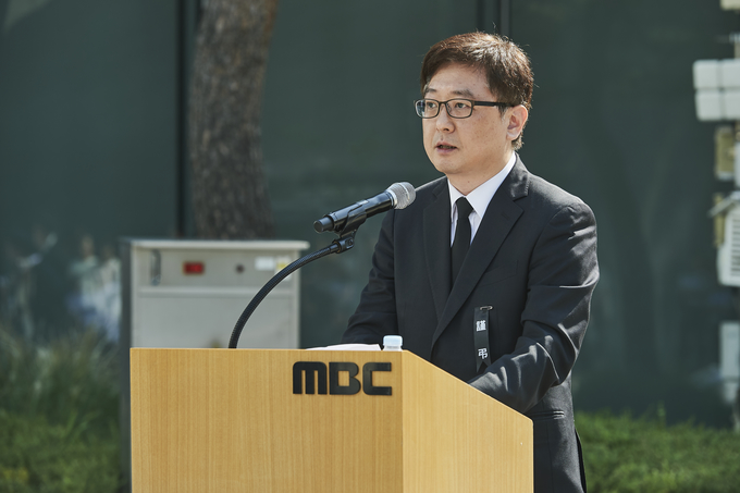 고 이용마 MBC기자의 영결식 '세상은 바꿀 수 있습니다' 시민사회장이 23일 서울 상암 MBC 앞 광장에서 열렸다. 고 이용마 기자의 동기인 김효엽 MBC기자 역시 조사를 했다. (언론노조 MBC본부) 고 이용마 MBC기자의 영결식 '세상은 바꿀 수 있습니다' 시민사회장이 23일 서울 상암 MBC 앞 광장에서 열렸다. 고 이용마 기자의 동기인 김효엽 MBC기자 역시 조사를 했다. (언론노조 MBC본부)