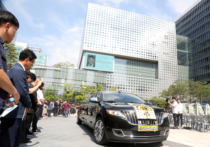 고 이용마 MBC기자의 영결식 '세상은 바꿀 수 있습니다' 시민사회장이 23일 서울 상암 MBC 앞 광장에서 열렸다. 참석자들은 운구차량이 떠나는 모습을 끝까지 지켜봤다. (연합뉴스) 고 이용마 MBC기자의 영결식 '세상은 바꿀 수 있습니다' 시민사회장이 23일 서울 상암 MBC 앞 광장에서 열렸다. 참석자들은 운구차량이 떠나는 모습을 끝까지 지켜봤다. (연합뉴스)