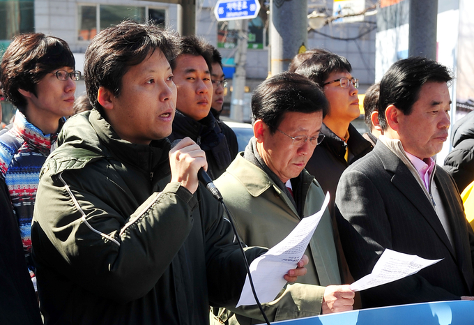 MBC기자들은 2012년 1월30일 김재철 사장 퇴진을 목표로 한 ‘170일 파업’을 시작했다. 사진은 그 해 3월12일 서울 청운동 주민자치센터 앞에서 열린 ‘낙하산 김재철 투입 청와대 해명 촉구 기자회견’에서 당시 노조 홍보국장이던 고 이용마 MBC기자가 성명서를 낭독하는 모습. /뉴시스 