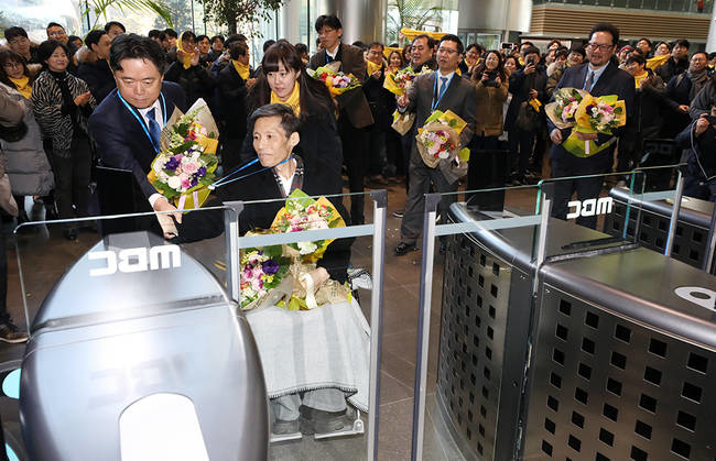 이 기자는 2012년 3월20일 해고돼 2017년 12월8일이 돼서야 복직할 수 있었다. 해직기자들은 그로부터 3일 뒤 600여명의 MBC 구성원들로부터 환영을 받으며 출근했다. 5년9개월만에 복직한 이 기자도 휠체어를 타고 함께 했다. “깨고 싶지 않은 꿈을 꾸는 것 같다”는 소감을 밝힌 이날은 이 기자의 마지막 출근이 됐다. /뉴시스 