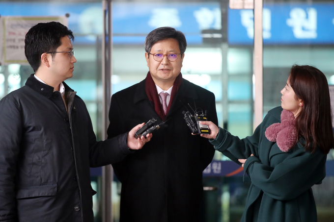 부당노동행위 혐의로 1심에서 징역 8개월에 집행유예 2년을 선고 받은 김장겸 전 MBC 사장이 지난 2월19일 오후 서울 마포구 서울서부지방법원에서 1심 선고 공판을 마치고 취재진의 질문에 답변하고 있다. (뉴시스) 부당노동행위 혐의로 1심에서 징역 8개월에 집행유예 2년을 선고 받은 김장겸 전 MBC 사장이 지난 2월19일 오후 서울 마포구 서울서부지방법원에서 1심 선고 공판을 마치고 취재진의 질문에 답변하고 있다. (뉴시스)