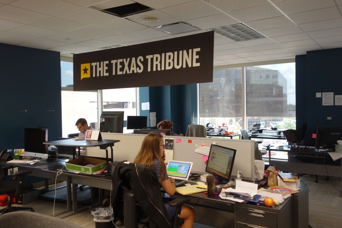 2009년 7명으로 시작한 텍사스트리뷴은 10년 만에 70명이 일하는 언론사로 컸다. 텍사스주 오스틴의 편집국 사무실에는 30여명의 기자들이 일하고 있다. 