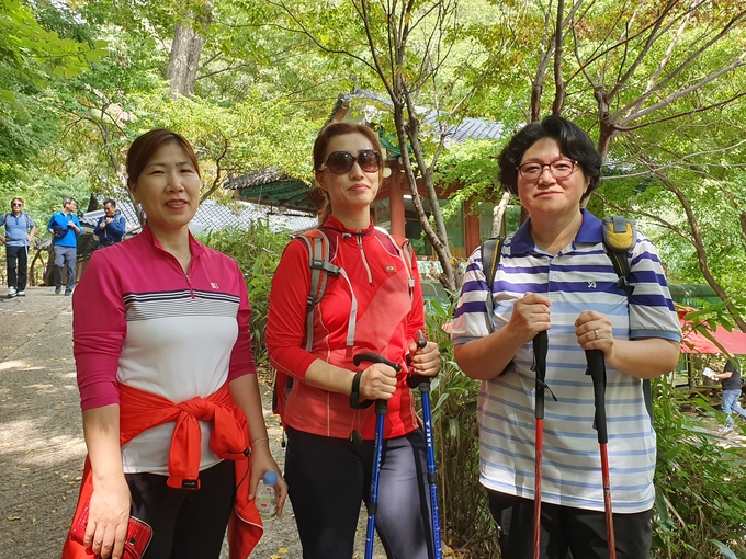 신동민 이투데이 기자의 부인인 조정심(오른쪽) 씨는 지인들과 함께 산행을 했다. 