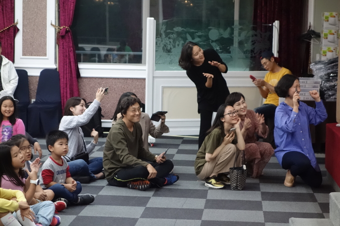 속리산 등산 이후 레크리에이션 시간. 부모들이 무대 위 아이들의 모습을 흐뭇하게 바라보고 있다. 