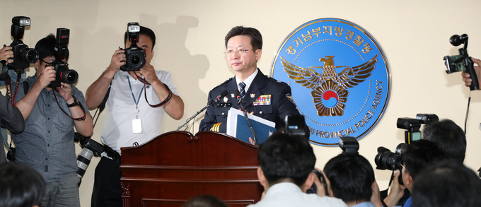 반기수 화성연쇄살인사건 수사본부장(경기남부청 2부장)이 지난달 19일 경기 수원시 장안구 경기남부지방경찰청에서 ‘화성 연쇄살인 사건’ 관련 브리핑을 하고 있다. /뉴시스 반기수 화성연쇄살인사건 수사본부장(경기남부청 2부장)이 지난달 19일 경기 수원시 장안구 경기남부지방경찰청에서 ‘화성 연쇄살인 사건’ 관련 브리핑을 하고 있다. /뉴시스