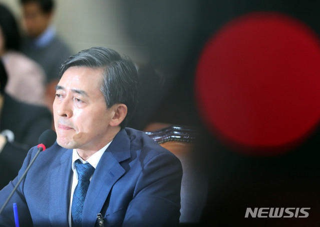 양승동 KBS 사장이 17일 오전 서울 국회 열린 과학기술정보방송통신위원회 소관 한국방송공사, 한국교육방송공사의 국정감사에서 계속되는 자유한국당 의원들의 비판적인 질의에 답답한 표정을 보이고 있다. (뉴시스) 