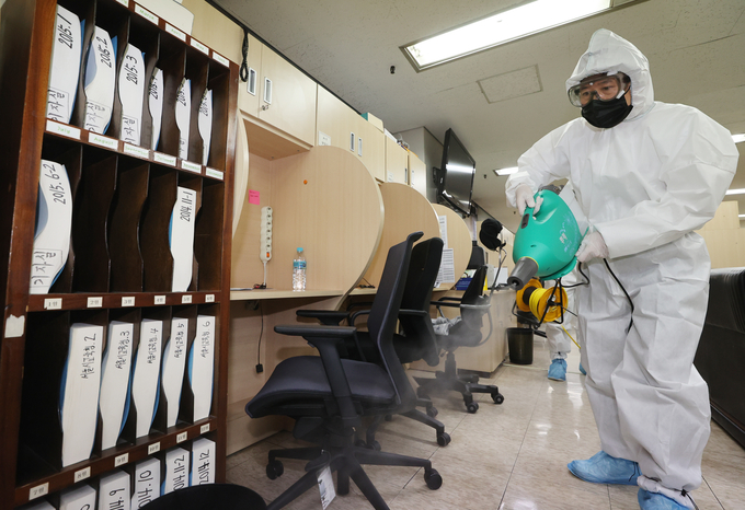 코로나19 확진자가 참석한 토론회에 서울시교육청 출입기자 중 일부가 참석한 것으로 알려지면서 지난달 24일 서울 종로구 서울시교육청 기자실에서 방역업체 관계자들이 방역작업을 하고 있다. /뉴시스 