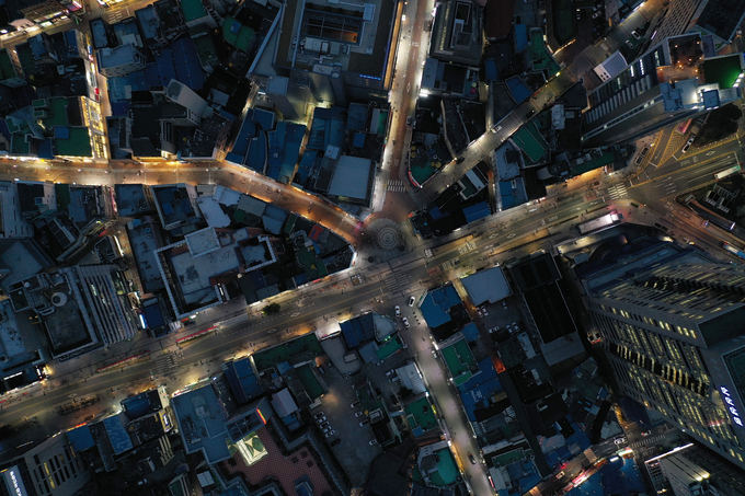 지난달 24일 오후 6시40분께 평소 같으면 차량과 사람이 넘칠 대구의 중심가 동성로의 중앙파출소 삼거리 일대가 차량과 오가는 사람이 뜸하다. 대구에서는 신종 코로나바이러스 감염증(코로나19) 확진자가 급증하며 시민들이 외출을 꺼려 이날 동성로 대부분의 상가가 휴업하거나 일찍 문을 닫았다. /연합뉴스 지난달 24일 오후 6시40분께 평소 같으면 차량과 사람이 넘칠 대구의 중심가 동성로의 중앙파출소 삼거리 일대가 차량과 오가는 사람이 뜸하다. 대구에서는 신종 코로나바이러스 감염증(코로나19) 확진자가 급증하며 시민들이 외출을 꺼려 이날 동성로 대부분의 상가가 휴업하거나 일찍 문을 닫았다. /연합뉴스