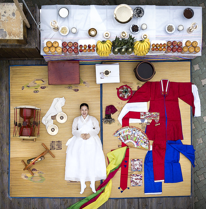 급변하는 미디어 환경에 대응해 보도 사진과 사진기자의 역할 역시 진화하고 있다. 사진은 ‘편집기자가 선정한 올해의 사진상’ 등을 수상한 지난해 7월27일자 중앙일보 ‘눕터뷰’. 만구대탁굿 전수교육조교 민혜경 만신이 굿에 쓰는 도구와 옷을 놓고 누워있다. /장진영 중앙일보 기자 제공 급변하는 미디어 환경에 대응해 보도 사진과 사진기자의 역할 역시 진화하고 있다. 사진은 ‘편집기자가 선정한 올해의 사진상’ 등을 수상한 지난해 7월27일자 중앙일보 ‘눕터뷰’. 만구대탁굿 전수교육조교 민혜경 만신이 굿에 쓰는 도구와 옷을 놓고 누워있다. /장진영 중앙일보 기자 제공